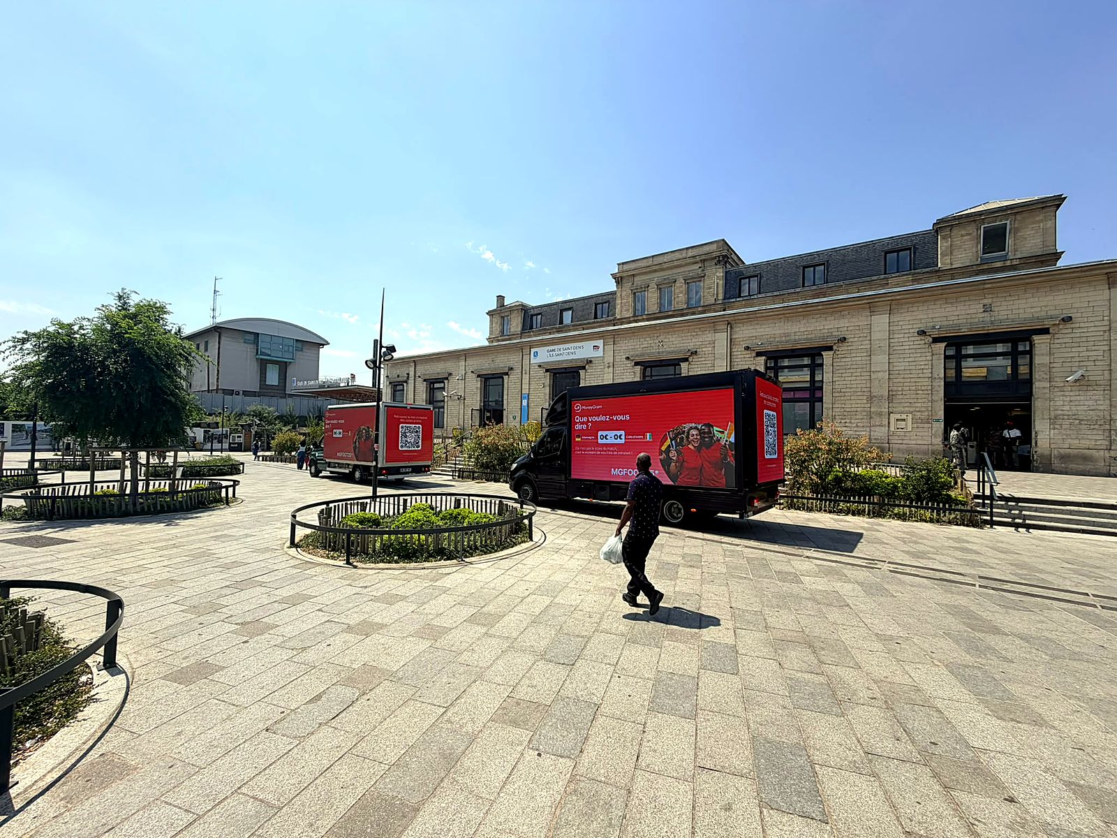Activation MoneyGram avec QR code devant la gare de Saint-Denis