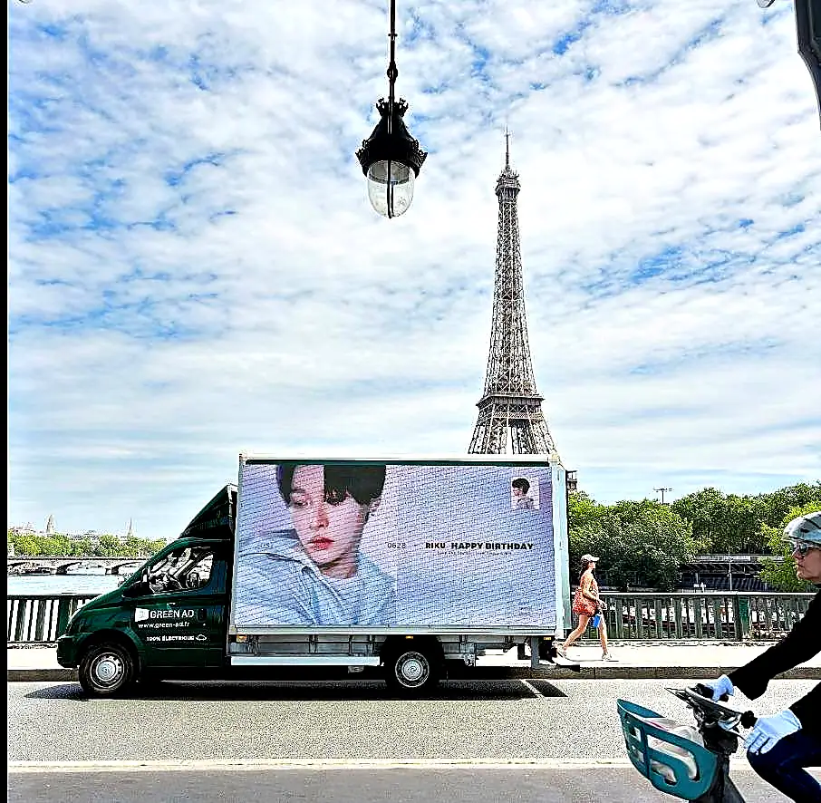 Camion LED Green Ad · Quai de Seine · tour Eiffel · Campagne anniversaire d'un fanclub