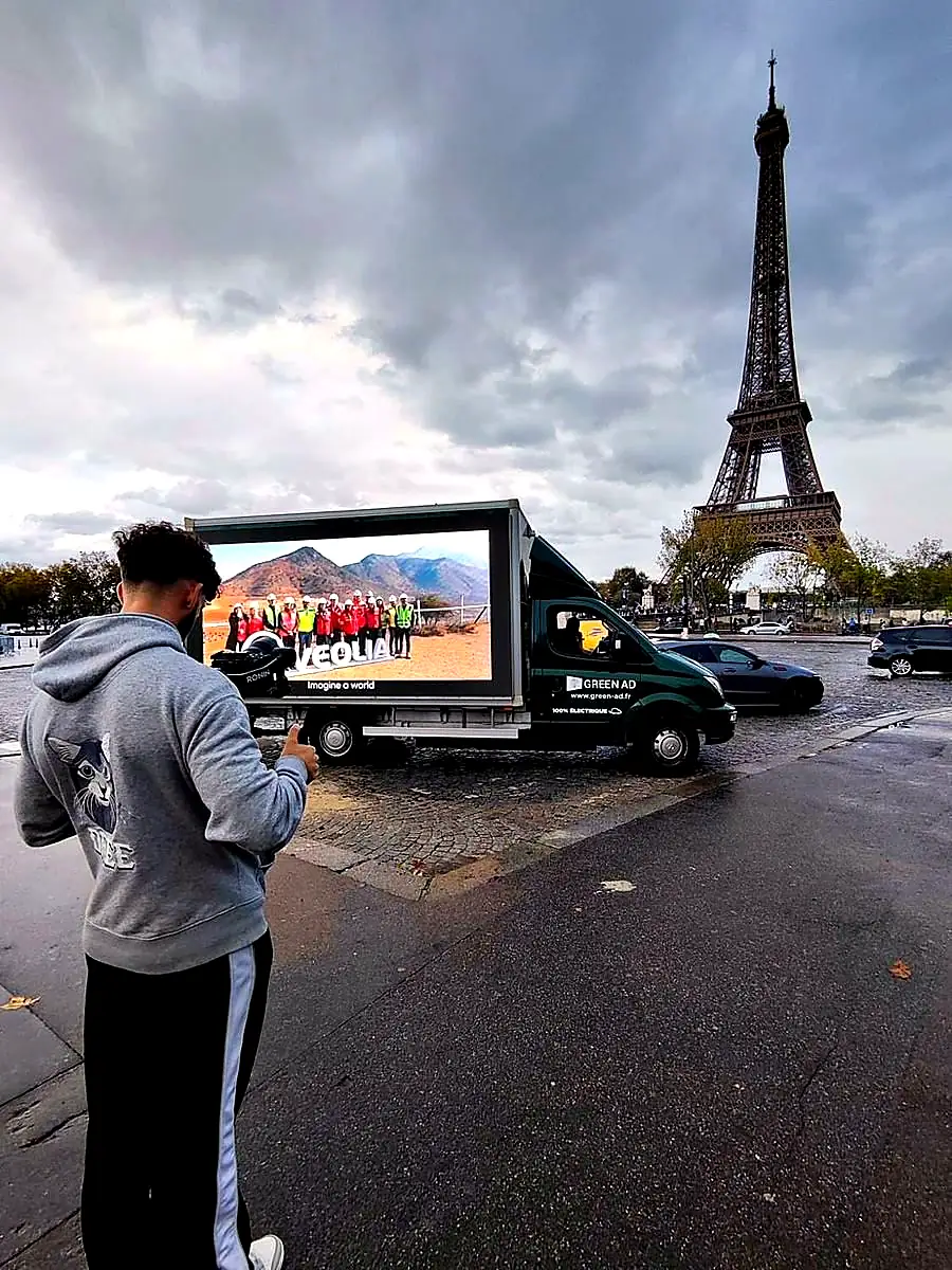 Camion LED Green Ad · Photographe près de la tour Eiffel