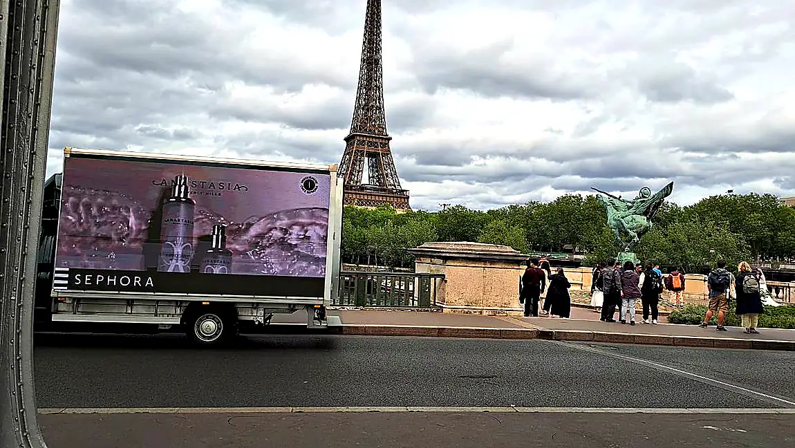Camion LED Green Ad · Sephora · Face à la tour Eiffel