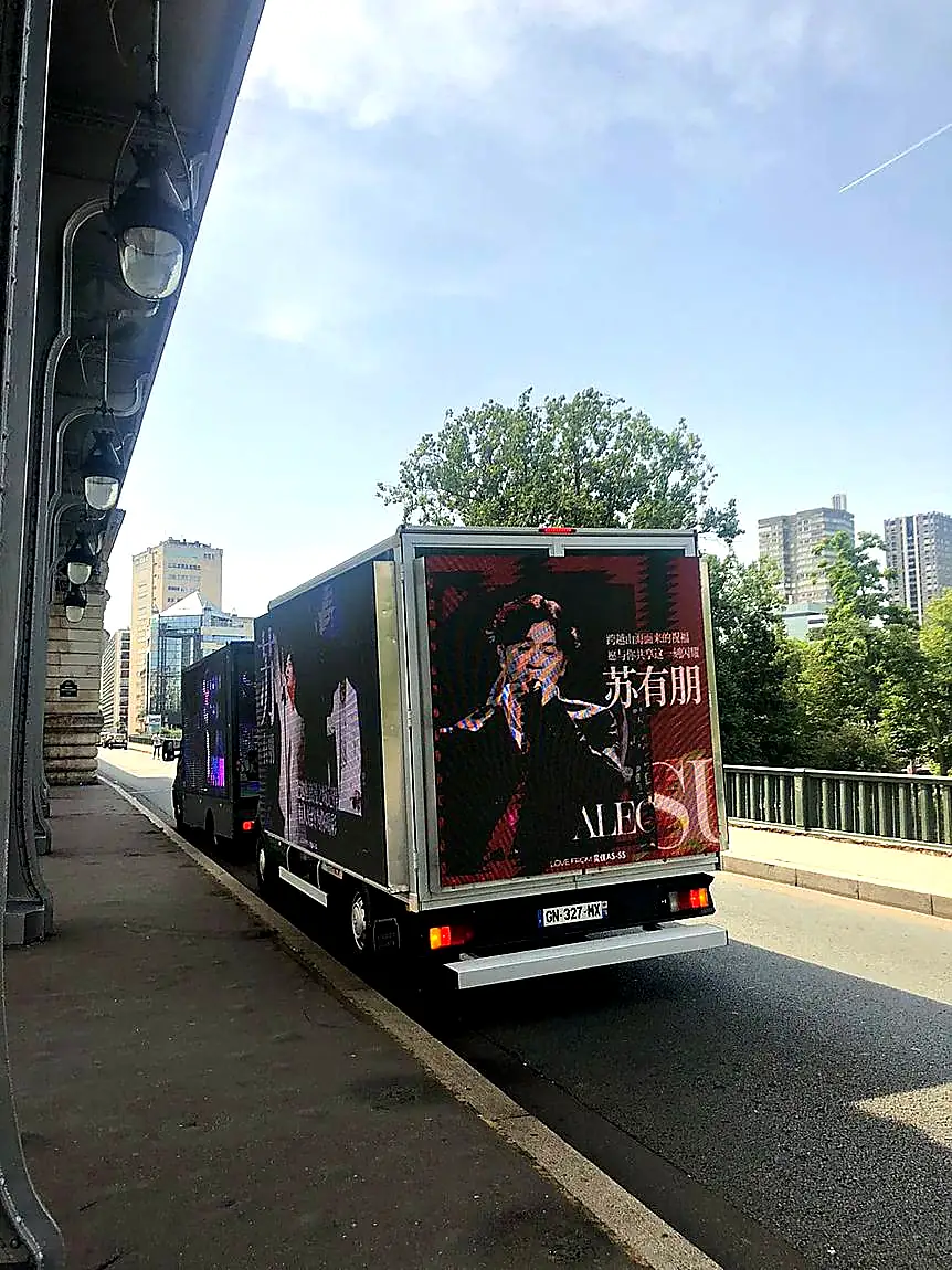 Camion LED Green Ad · Viaduc de Bir-Hakeim · Campagne artiste