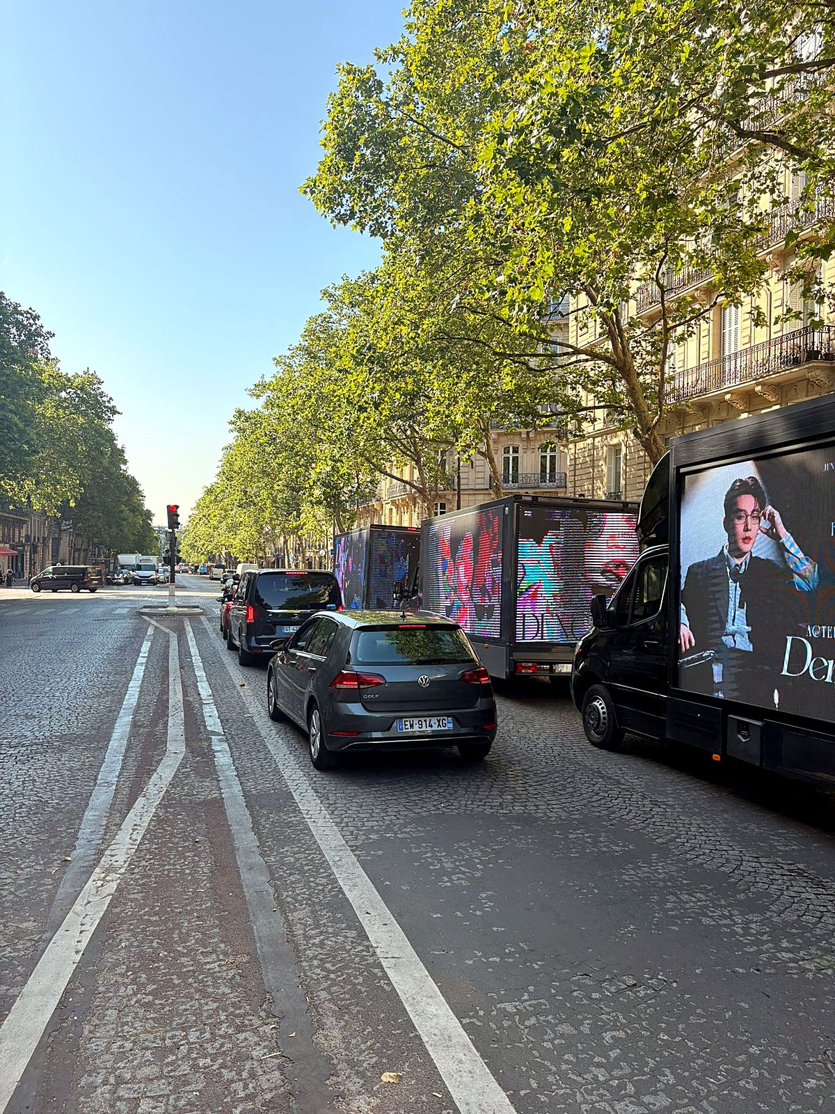 Déploiement multi-camions, Paris Fashion Week · avenue haussmannienne