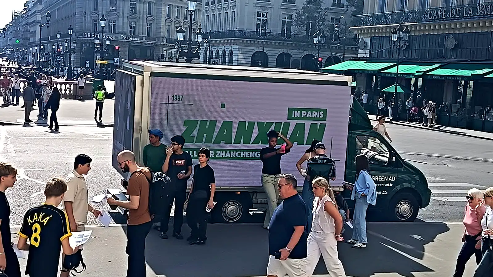 Camion LED Green Ad · Place de l'Opéra · Les fans au rendez-vous