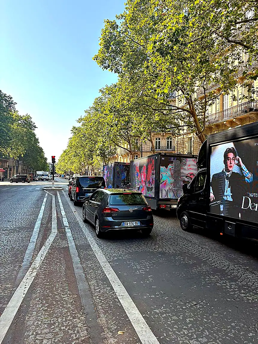 Camion LED Green Ad · Paris Fashion Week · Trois camions coordonnés