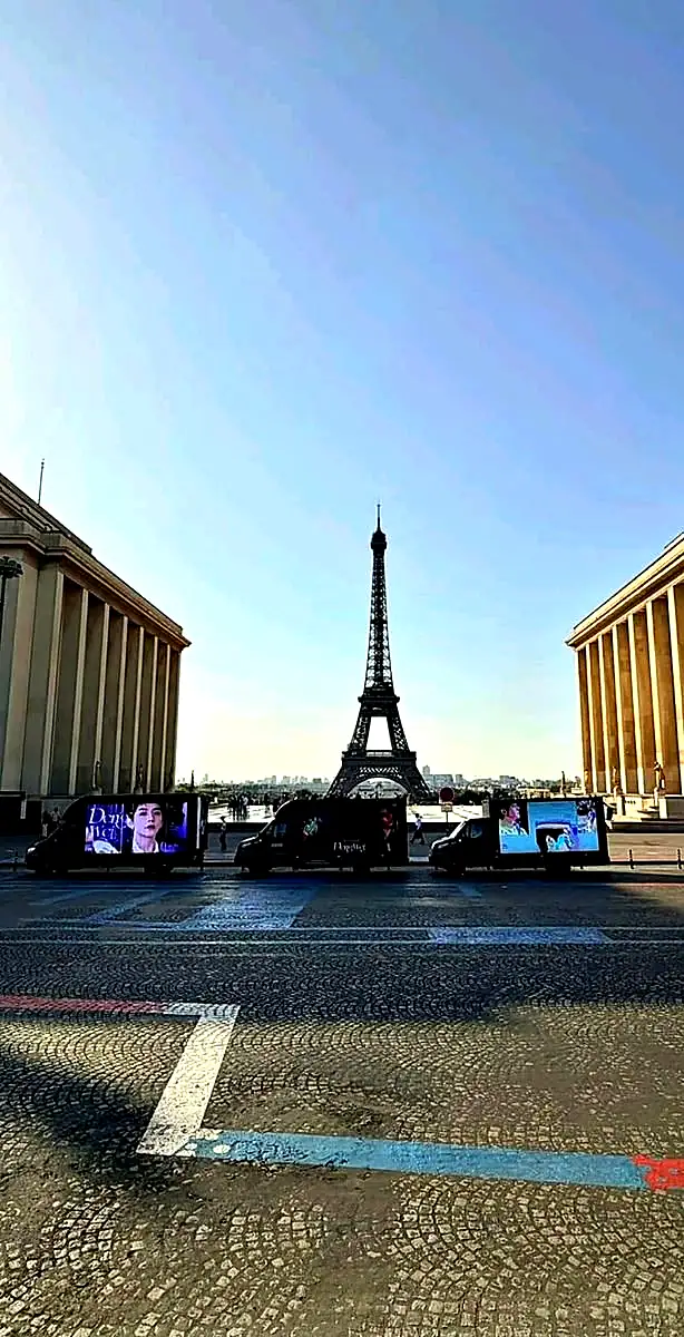 Camion LED Green Ad · Trocadéro · Trois camions face à la tour Eiffel